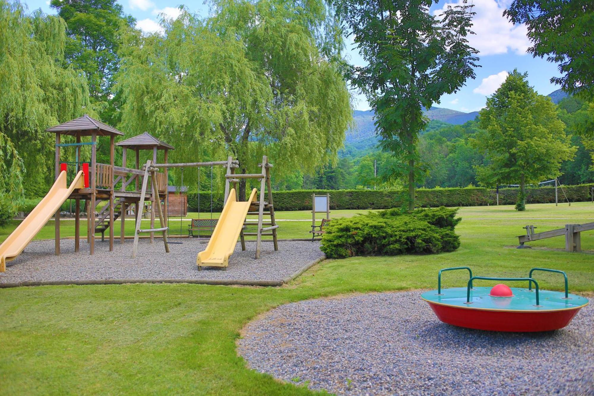 Complexe Les 4 Saisons Hotell Oust Exteriör bild